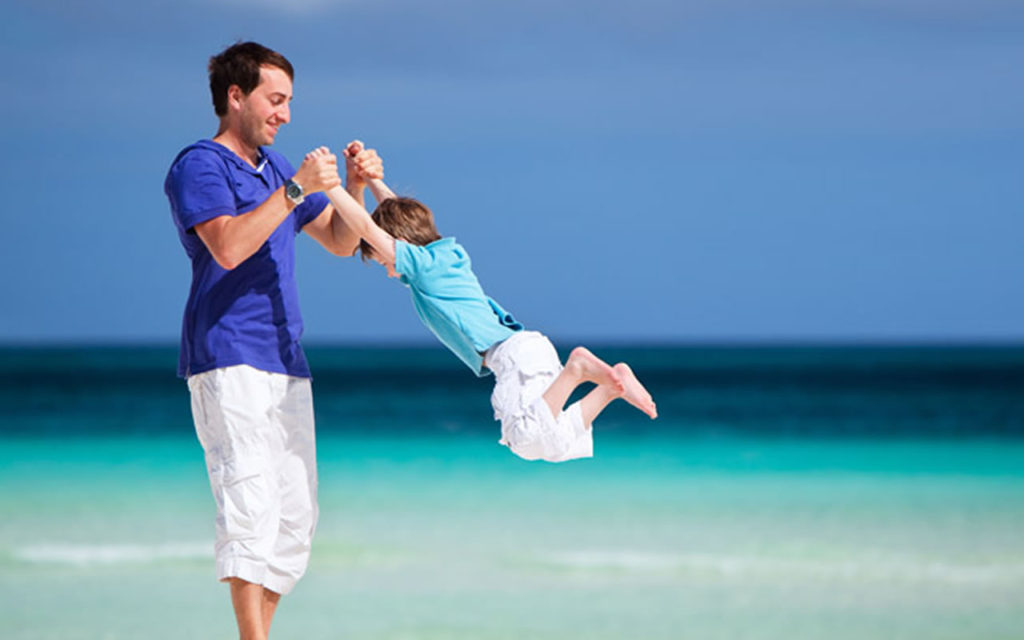 Pai e filho na praia